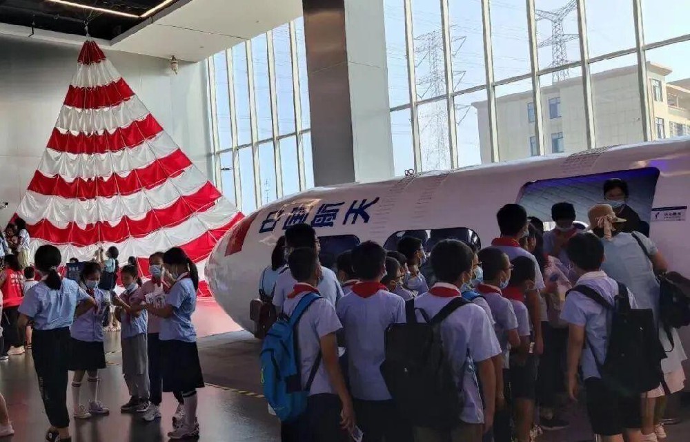 “国之重器”航空航天科普展在金华新能源汽车小镇开展